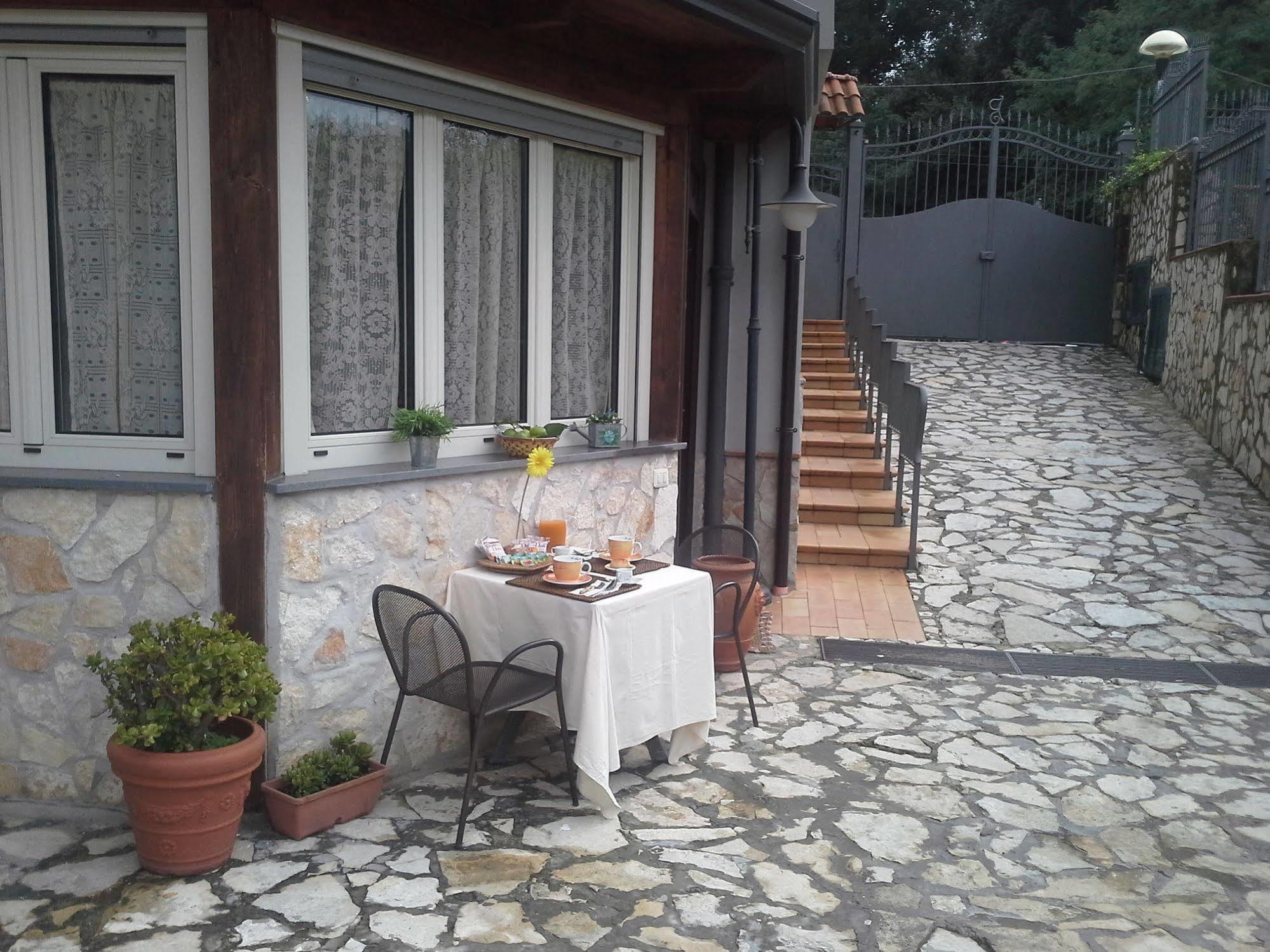 I Giardini Di Capodimonte 2 Bed & Breakfast Napoli Bagian luar foto
