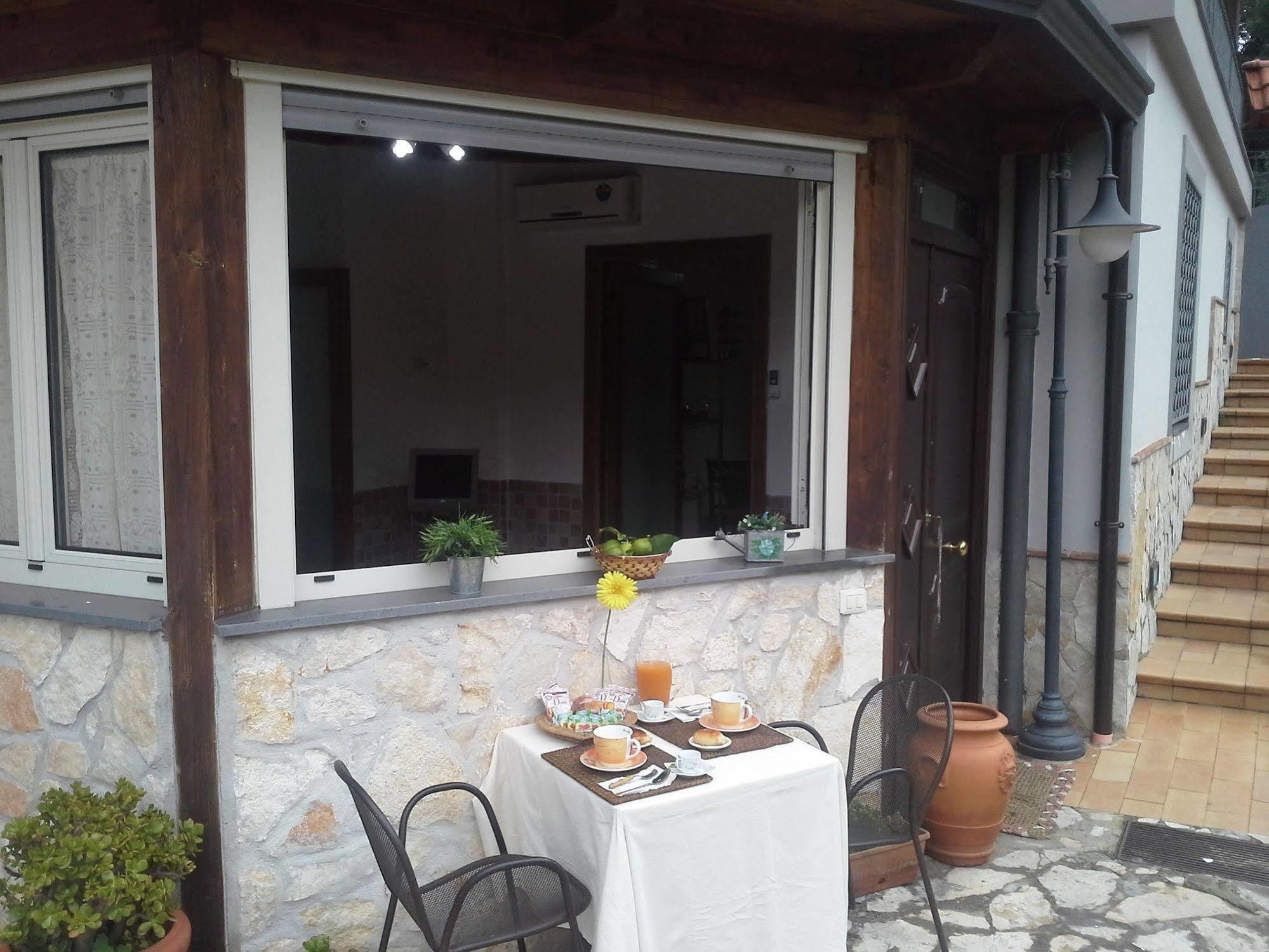 I Giardini Di Capodimonte 2 Bed & Breakfast Napoli Bagian luar foto